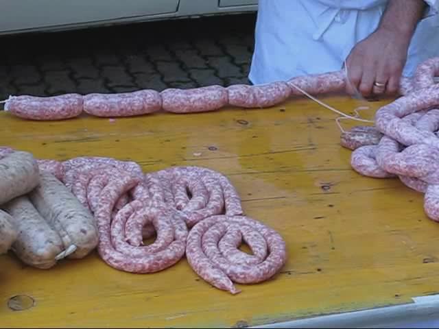 Sausage production italy 02.ogg