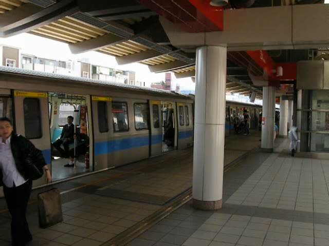 Taipei Metro Train arriving.ogg