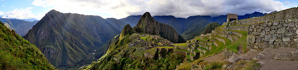 Panoramaansicht von Machu Picchu in Richtung Berggipfel Huayna Picchu