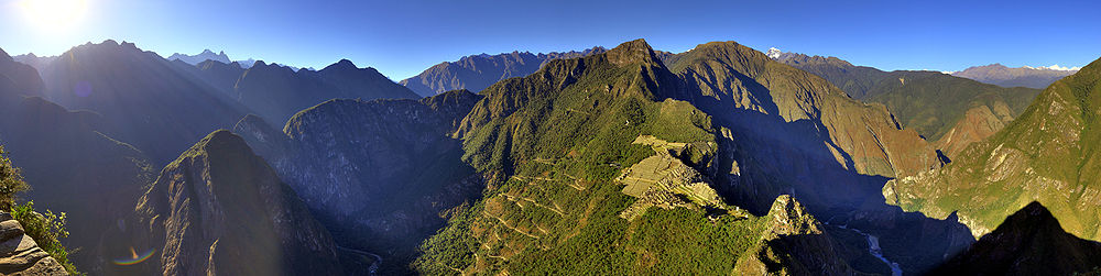 Panoramaansicht vom Huayna Picchu über die Stadtanlage in Richtung Berggipfel Machu Picchu