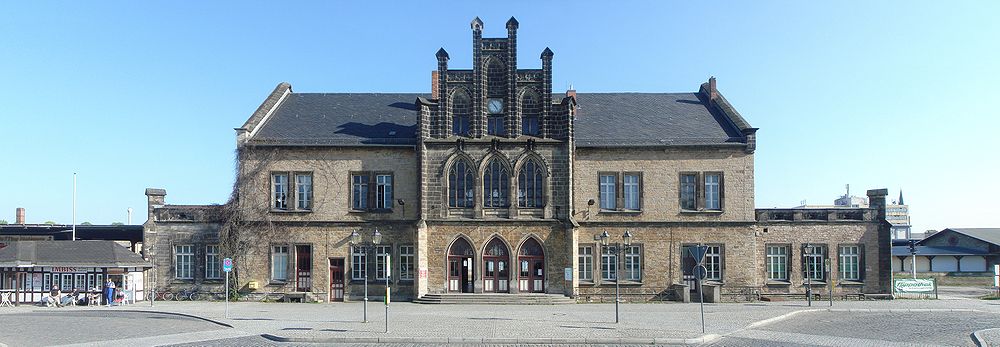 Panorama des Bahnhofsgebäudes mit Nebengebäuden (2009)