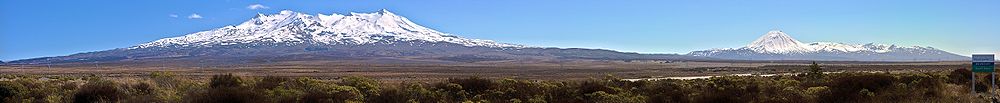 Blick auf die Rangipo Desert mit den drei aktiven Vulkanen Ruapehu (links), Ngauruhoe (mitte) und Tongariro (rechts)