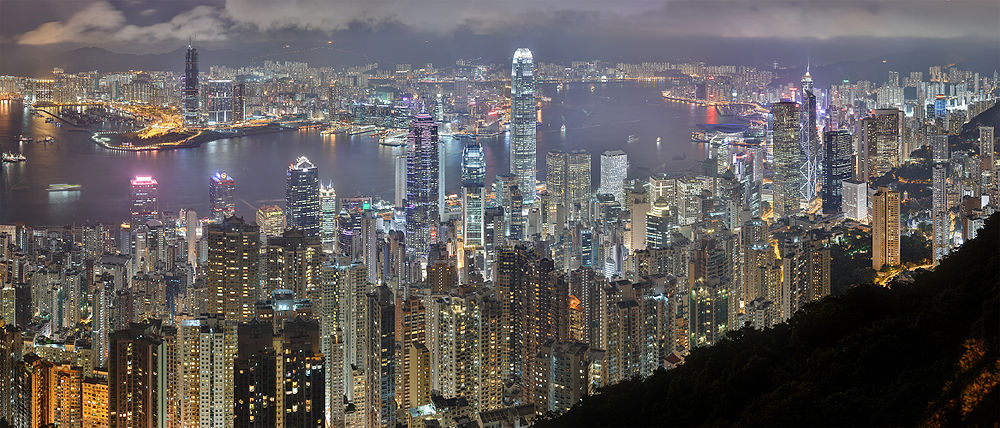 Kowloon (hinter dem Gewässer) und Hong Kong Island (vor dem Gewässer), vom Victoria Peak aus gesehen.