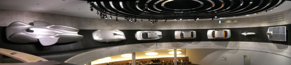 Panorama der Fahrzeuge über dem Café im Eingangsbereich