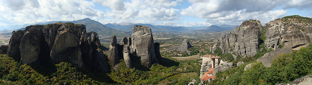 Panoramablick auf die Felsen von Meteora, rechts das Rosánou-Kloster