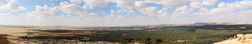 Panoramabild der Oase Siwa vom Berg Dakrur. Von links nach rechts: Dakrur (Dorf) — Siwa (Stadt) — Aghurmi (Dorf)