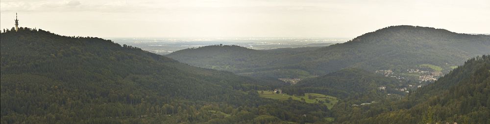 Panorama von der Yburg nach Norden mit Fremersberg links, Hardberg in der Mitte und Battert rechts
