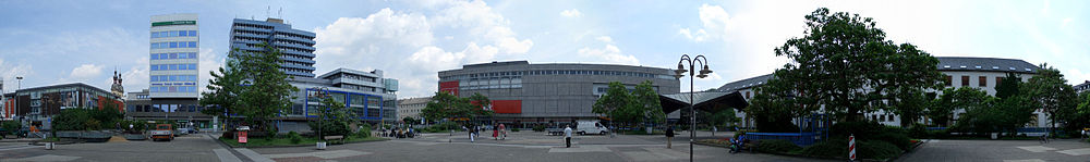 Der Zentralplatz in Koblenz 2005, in der Mitte das Warenhaus, rechts das Ernst-Rodenwaldt-Institut