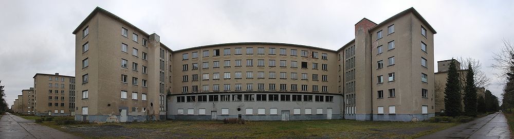 Panorama der Landseite eines Blocks des Prora-Komplexes