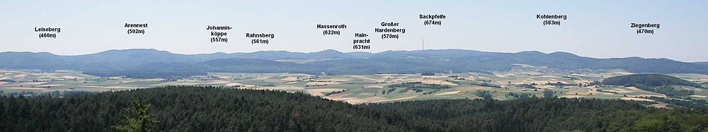 Blick vom Christenberg im Burgwald auf die Sackpfeife und ihre Vorhöhen mit Kohlenberg (583 m, halbrechts, zweigipfelig), Sackpfeife (673,3 m, rechts der Mitte, sehr breit, mit Sendemast), Hainpracht (631 m, links davon im Hintergrund), Hassenroth (622 m, Mitte, kuppig) und Arennest (592 m, zweiter halblinks)