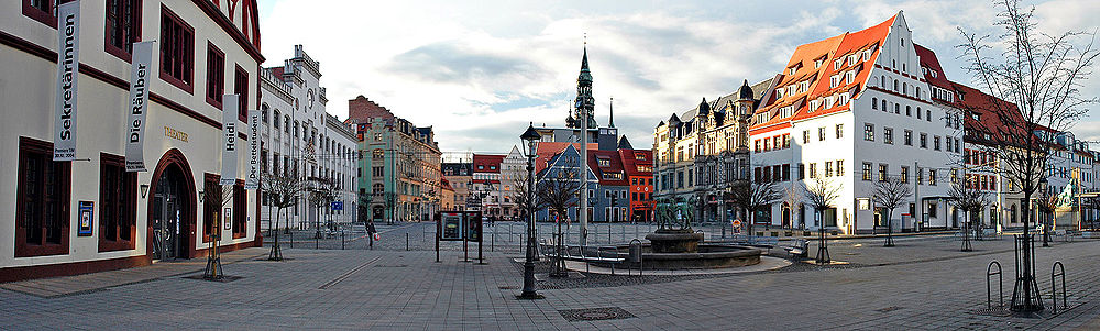 Hauptmarkt Zwickau, v.l.n.r.: Gewandhaus, Rathaus, Dom St. Marien, rechts mit den Dachgauben die ehemalige Löwen-Apotheke und das Kräutergewölbe (um 1480 erbaut)