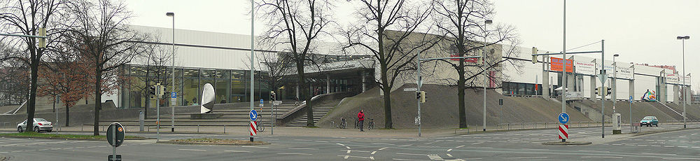 Sprengel Museum, rechts liegt der Maschsee