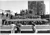 Bundesarchiv Bild 183-1987-0519-025, Schwerin, Großer Dreesch, Berliner Platz, Wasserkaskade.jpg