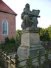 Denkmal für David (1564-1617, Theologe und Kartograph) und Johann Fabricius (1587-1617, Astronom) auf dem Friedhof in Osteel
