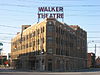 Backsteingebäude mit der Inschrift „Walker Theatre“ in großen roten Buchstaben