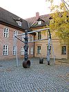 Schwerin Schlewig-Holstein-Haus Skulptur.jpg