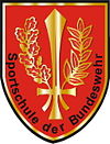 Das heutige Verbandsabzeichen der Sportschule der Bundeswehr, im aktuellen Design. Öl- und Eichenzweig umhüllen wie ein Kranz ein aufrechtstehendes Schwert