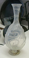 Gallo-römisches Glas: Phiole mit runzeligem Dekor ,3. Jh. n. Chr. Museum Saint-Remi in Reims, Marne, France.