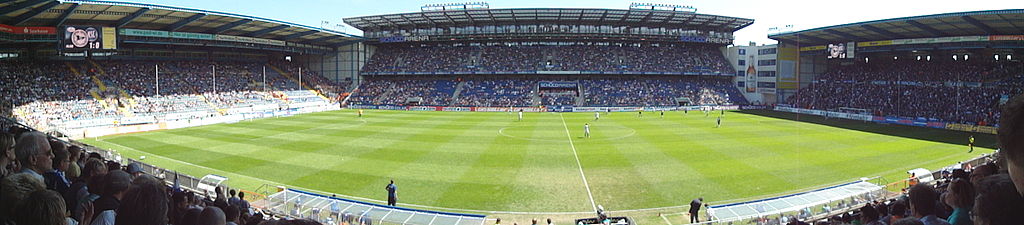 Der Innenraum der SchücoArena aus Sicht der Westtribüne (Spiel DSC Arminia Bielefeld – Karlsruher SC am 8. Mai 2011)