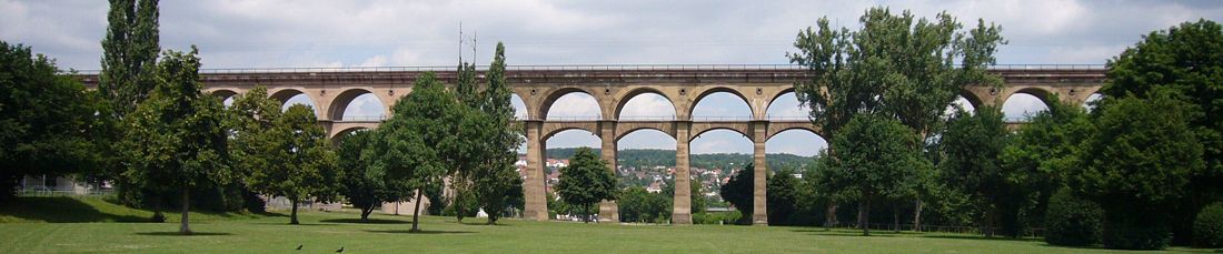 Der Bietigheimer Eisenbahnviadukt (Blickrichtung: Nord – im Hintergrund: Altstadt/Lug)