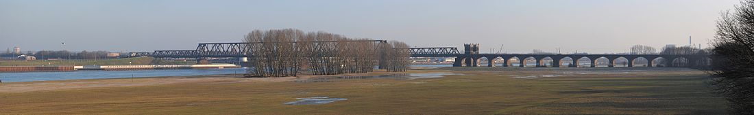 Ansicht von Norden von der Brücke der Solidarität auf die gesamte Duisburg-Hochfelder Eisenbahnbrücke