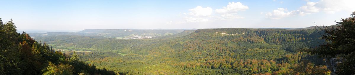 Blick vom Hangenden Stein am Albtrauf nördlich von Onstmettingen über den Dreifürstenstein, Jungingen und den Himberg