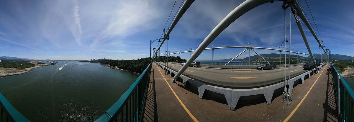 360°-Panorama der Lions Gate Bridge in Vancouver, BC (Kanada), mit Blick auf den Burrard Inlet, den Stanley Park mit Seawall und in der Ferne die Downtown