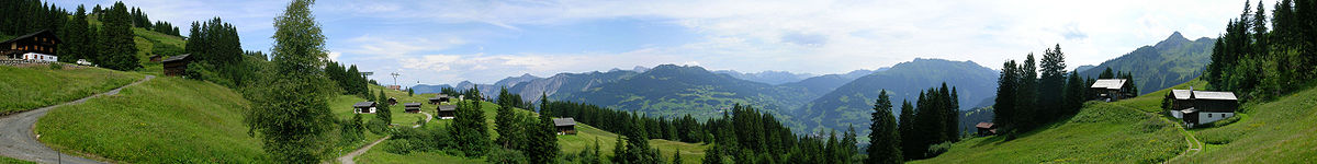 Panorama-Blick über das Montafon: links nach oben Richtung Golmerjoch, in der Mitte über Schruns auf das gegenüber liegende Silbertal, rechts davon das Hochjoch und ganz rechts auf die Tschaggunser Mittagspitze (2.168 Meter)