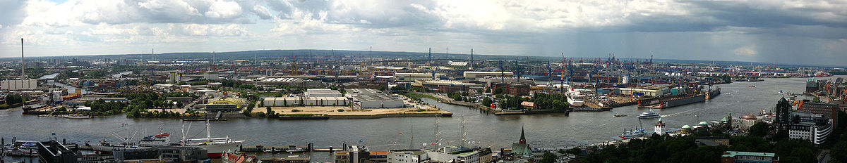 Panoramaansicht der Elbe und des Hamburger Hafens von der Kirche St. Michaelis aus, Blick auf Steinwerder, links die Einmündung des Reiherstiegs, rechts die Mündung des Fährkanals.