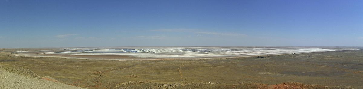 Panoramaaufnahme des Salzsees Baskuntschak vom Berg Bolschoje Bodgo aus