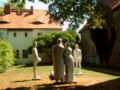 Geburtshaus Friedrich Nietzsches mit Skulpturengruppe Röcken.jpg