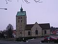 Pfarrkirche St. Marien mit Grabstein und Kruzifix