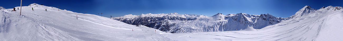 Panorama eines beliebten Skigebiets im Montafon