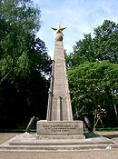 Bernau bei Berlin Ehrenfriedhof Rote Armee Obelisk.jpg
