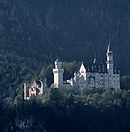 Schloss Neuschwanstein von der Seite mit Pforte