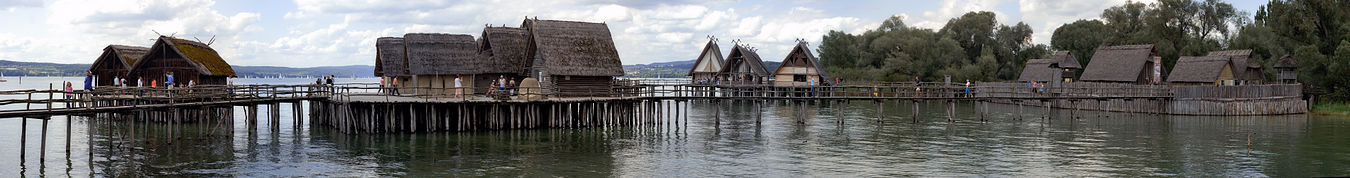 Rekonstruktion steinzeitlicher Pfahlbauten im Pfahlbaumuseum Unteruhldingen am Bodensee