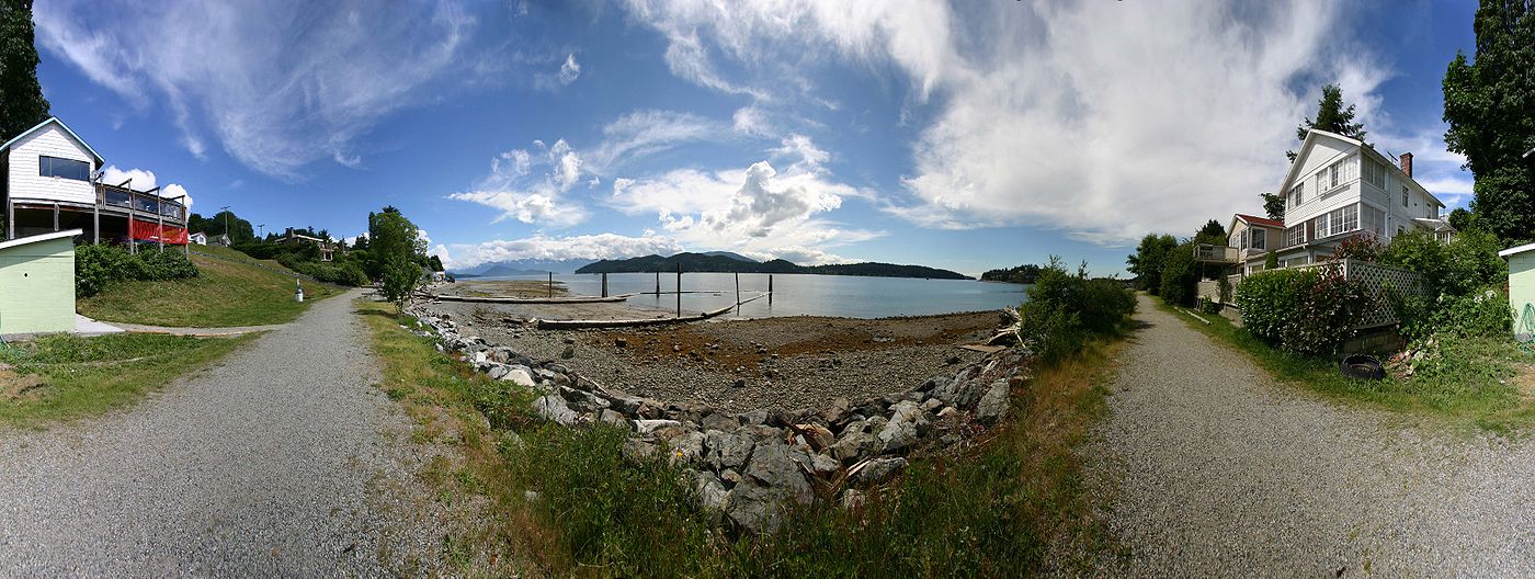 360°-Panorama der Sunshine Coast (British Columbia) - Strandweg in der Nähe der Stadt Gibsons mit Blick auf die Insel Keats Island