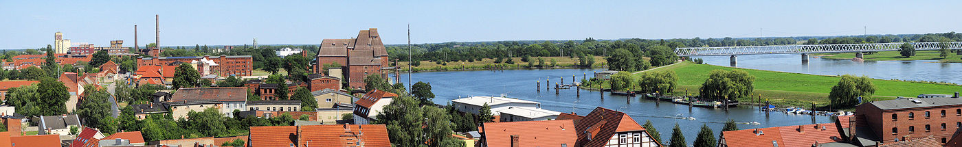 Panoramabild[2] von Wittenberge mit Uhrenturm, Hafen, Stepenitz, Elbe und Eisenbahnbrücke