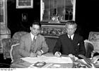 Bundesarchiv Bild 102-09723, Max Reinhardt unterzeichnet Tonfilmvertrag.jpg