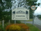 Straßenschild mit der Aufschrift &amp;amp;quot;Welcome to Evanton Baile-Eoghain&amp;amp;quot;
