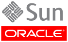 Neues Firmenlogo: oben das graue Quadrat aus stilisierten Buchstaben, die aus unterschiedlicher Blickrichtung je vier Mal das Wort „Sun“ ergeben, rechts der serifenlose Schriftzug „Sun“. Darunter das Logo von „Oracle“, weiße breite Buchstaben vor rotem Hintergrund