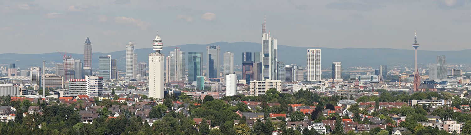 Frankfurter Skyline von Süden im August 2010 (links: Messeviertel; Mitte: Bankenviertel; rechts: Altstadt, hinten Europaturm; im Vordergrund: Sachsenhausen mit Henninger-Turm)