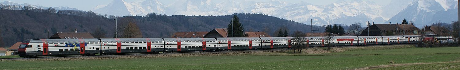 Zehn IC2000-Wagen (plus vier EW IV und ein Bt IC auf der anderen Seite der Lok) in einem durchs Gürbetal umgeleiteten InterCity Bern–Brig