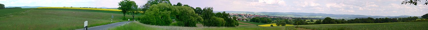 Blick von Westen auf Wasenberg, die Schwalm und den Knüll mit dem Knüllköpfchen (633,8 m, Windkraftanlage) und Kirschenwald (bis 532,8 m, rechts);Links der Bäume der Berg Altenburg (432,7 m) bei Bad Zwesten, der nach links das Schwalmtal vom Kellerwald, ganz links der Wüstegarten (675,3 m), trennt