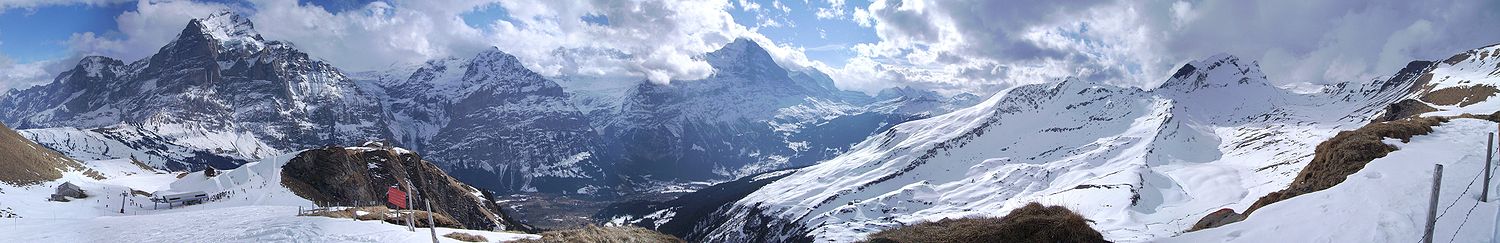 Blick von First auf Grosse Scheidegg, Wetterhorn, Schreckhorn, Grindelwald, Eiger und Kleine Scheidegg. Links im Vordergrund die Talstation des Sessellifts Oberjoch