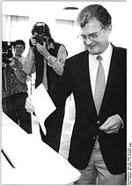 Bundesarchiv Bild 183-1990-1014-304, Gotha, Landtagswahl, Josef Duchac.jpg