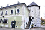 Gemeindeamt (Außenbau und historischer Durchgang) und sog. Fischerturm