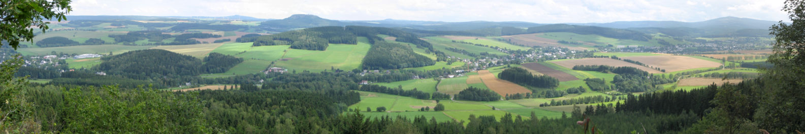 Panorama vom Scheibenberg (807 m ü. NN) Richtung Crottendorf mit Ortsteil Walthersdorf sowie Fichtelberg (1215 m ü. NN) und Bärenstein (897 m ü. NN). (von rechts)