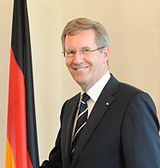 Christian Wulff wird nach dem Rücktritt Horst Köhlers zum neuen deutschen Bundespräsidenten gewählt.