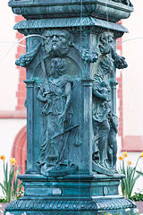 Frankfurt Am Main-Gerechtigkeitsbrunnen-Detail-Tugenden-Justitia-20110411.jpg
